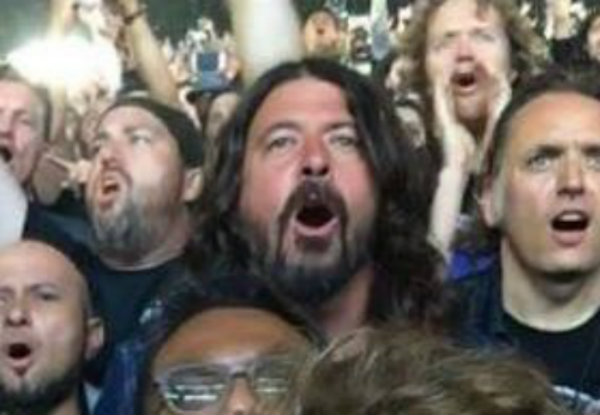 Dave Grohl Was Spotted Attending a Metallica Concert And He Didn’t Hold Back!