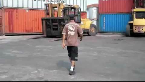 Bloke Goes Viral For This Incredible Piece of Forklift Skill