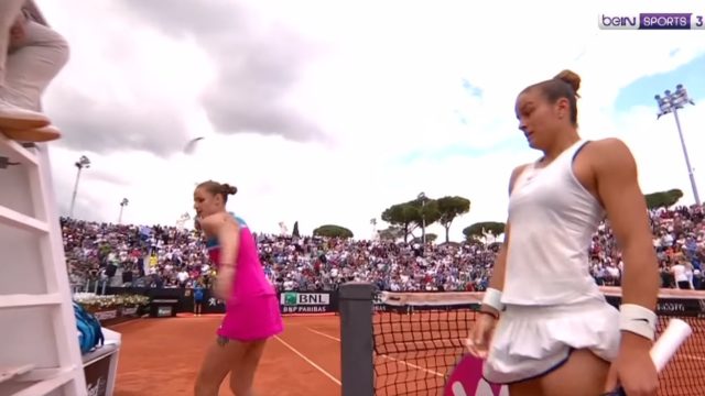Tennis star Karolina Pliskova loses her sh*t and smashes a hole in the umpires chair