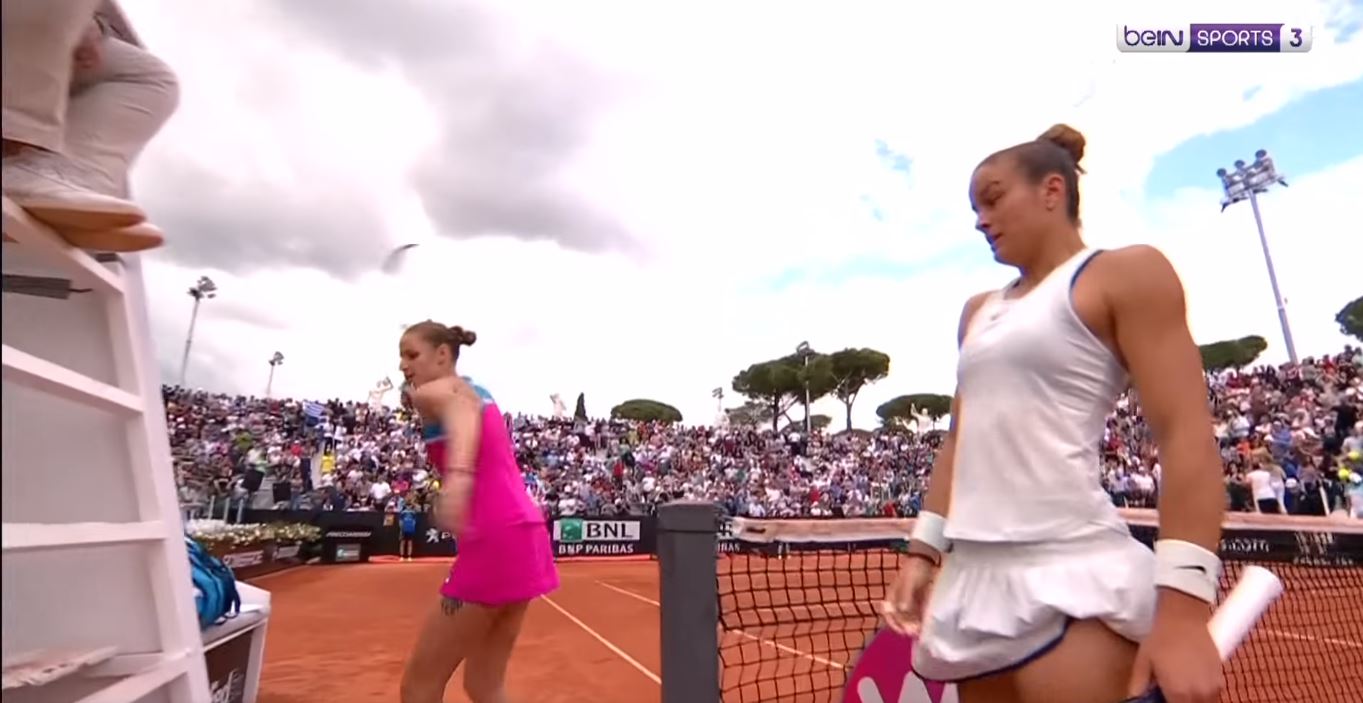 Tennis star Karolina Pliskova loses her sh*t and smashes a hole in the umpires chair