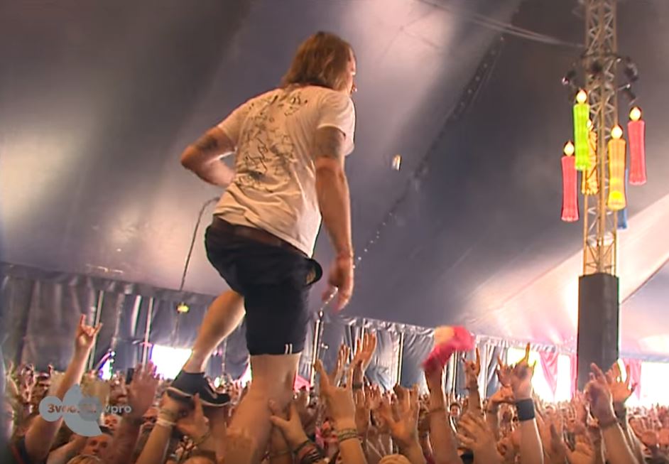 This is how you rock: watch a punk singer catch a flying beer and down it!