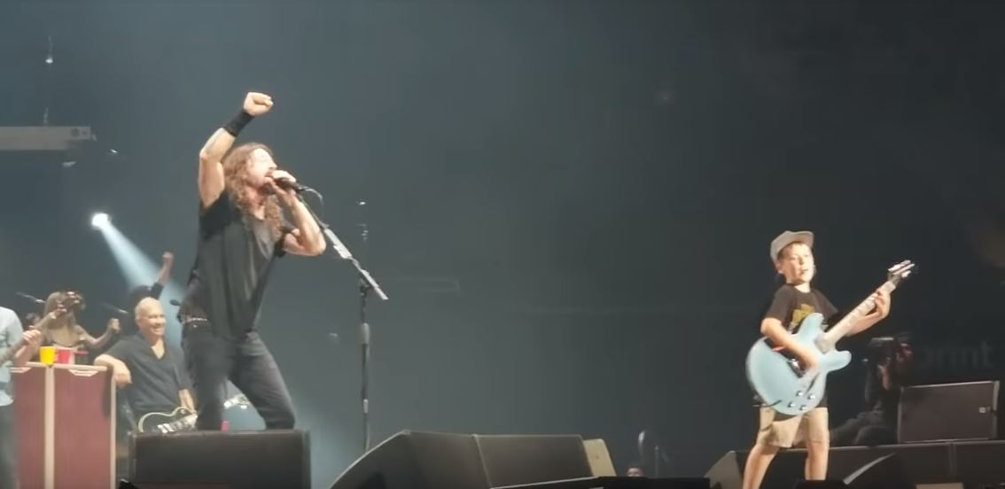 Foo Fighters invite 10 year old up guitarist on stage and cover Metallica’s ‘Enter Sandman’