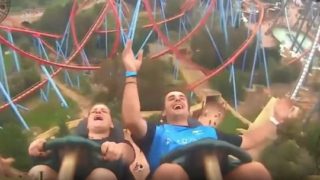 Amazing moment as bloke on a 133km/h roller-coaster catches someone’s dropped phone