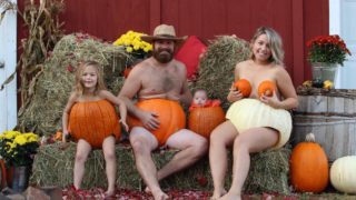 Family’s “pumpkin portraits” are f*@#en mint