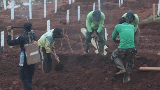 Indonesian anti-maskers made to dig graves for Covid victims