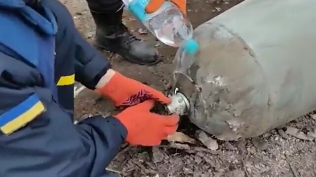 Ukrainians defuse Russian bomb with bottle of water and their bare hands